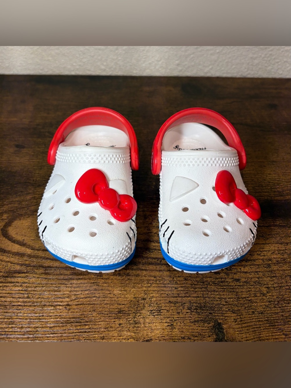 Crocs Hello Kitty I Am Classic Clog White Red Blue Toddler Size C4 Like New